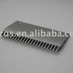 Escalator comb plate